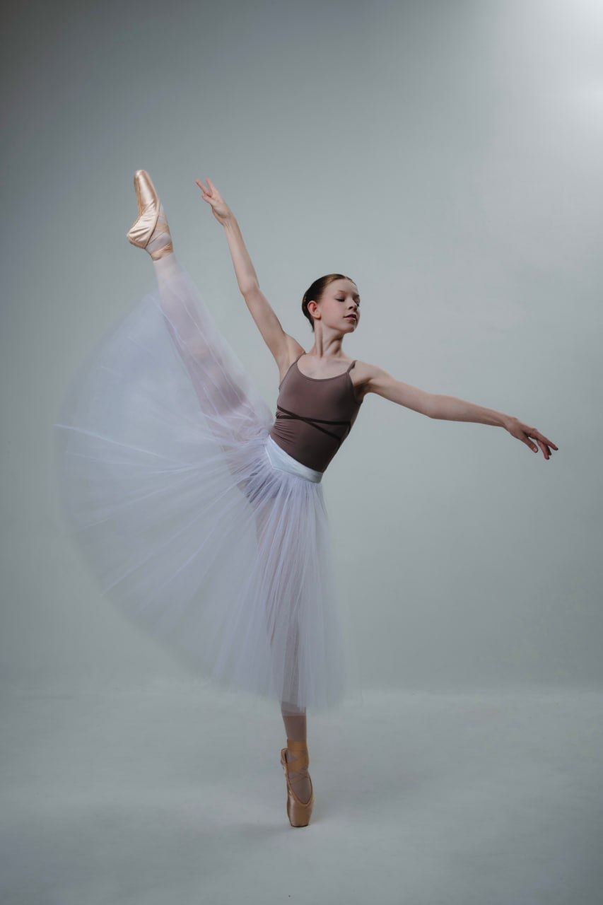Ученица Balerina в арабеске, в студии