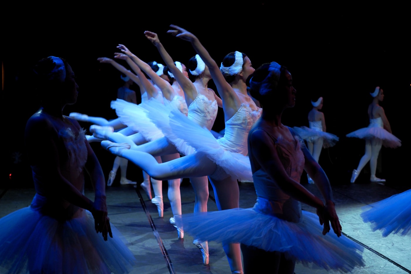 Ученицы Balerina на большой сцене во время спектакля